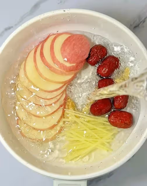 蘋果+黃芪+紅棗+生薑煮水，連喝3天全身輕鬆！