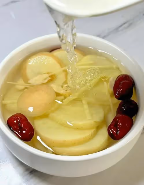 蘋果+黃芪+紅棗+生薑煮水，連喝3天全身輕鬆！