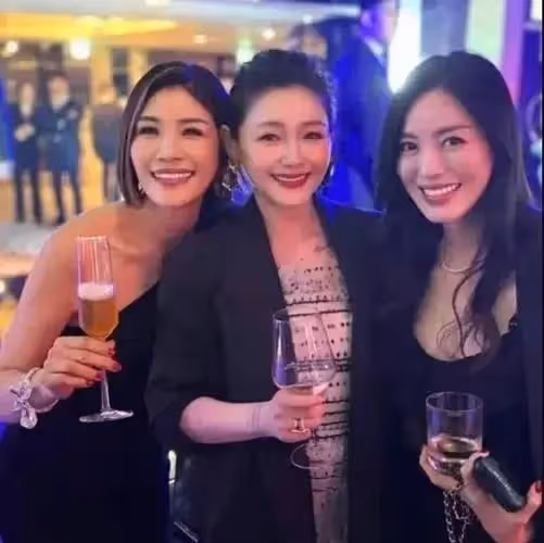大S後來的照片看著確實很無助,很脆弱也很惹人憐,前後反差太大了