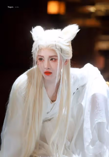 鞠婧禕白髮狐耳生圖絕美,陳都靈美成了建模,水下劇照冰肌玉骨!