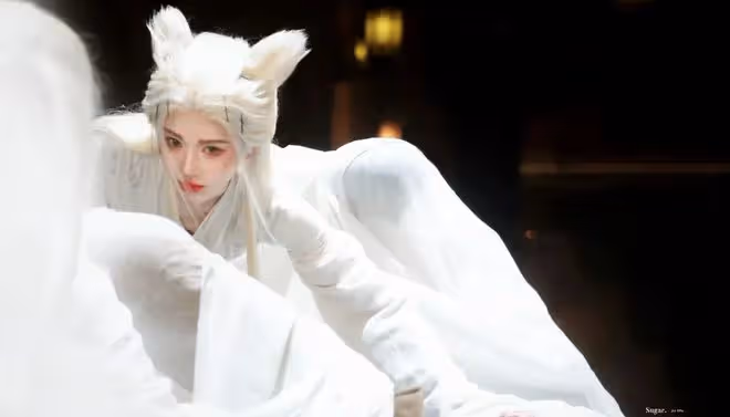 鞠婧禕白髮狐耳生圖絕美,陳都靈美成了建模,水下劇照冰肌玉骨!