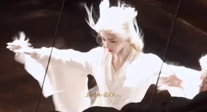 鞠婧禕白髮狐耳生圖絕美,陳都靈美成了建模,水下劇照冰肌玉骨!