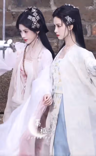 鞠婧禕白髮狐耳生圖絕美,陳都靈美成了建模,水下劇照冰肌玉骨!