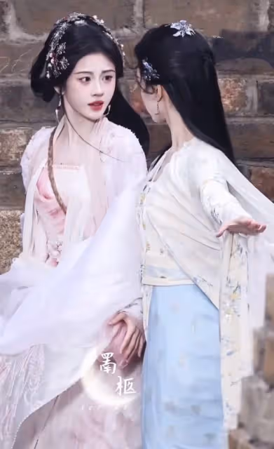 鞠婧禕白髮狐耳生圖絕美,陳都靈美成了建模,水下劇照冰肌玉骨!