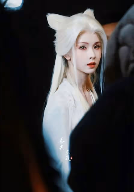鞠婧禕白髮狐耳生圖絕美,陳都靈美成了建模,水下劇照冰肌玉骨!