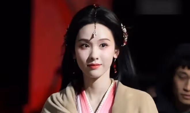 鞠婧禕白髮狐耳生圖絕美,陳都靈美成了建模,水下劇照冰肌玉骨!