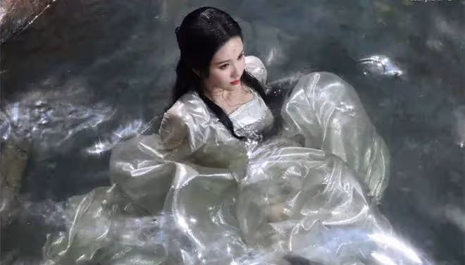 鞠婧禕白髮狐耳生圖絕美,陳都靈美成了建模,水下劇照冰肌玉骨!