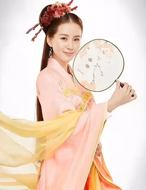 9位女明星絕美執扇，劉亦菲趙麗穎美如畫，陳都靈楊冪令人心動