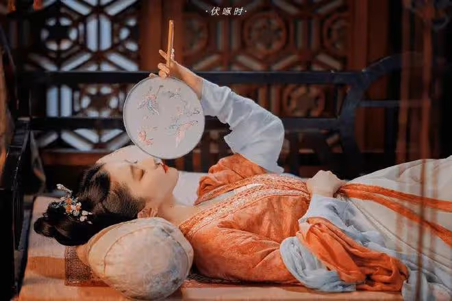 9位女明星絕美執扇，劉亦菲趙麗穎美如畫，陳都靈楊冪令人心動