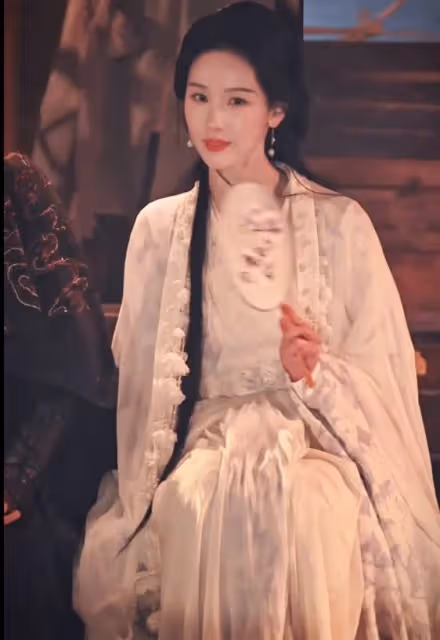 9位女明星絕美執扇,劉亦菲趙麗穎美如畫,陳都靈楊冪令人心動