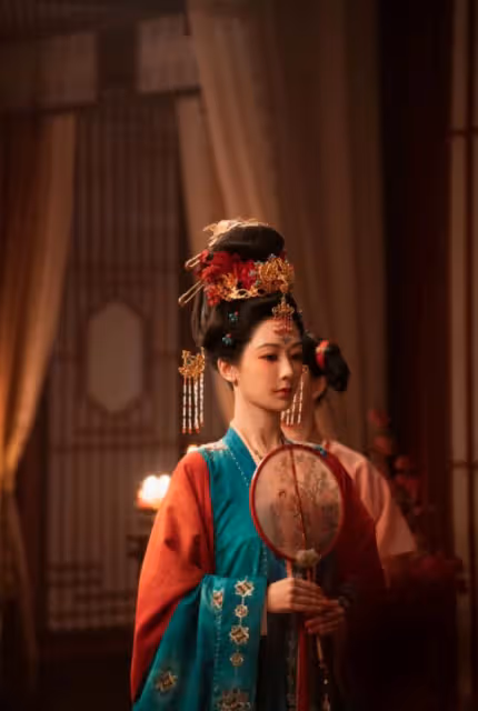 9位女明星絕美執扇,劉亦菲趙麗穎美如畫,陳都靈楊冪令人心動