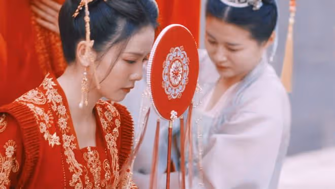 9位女明星絕美執扇,劉亦菲趙麗穎美如畫,陳都靈楊冪令人心動