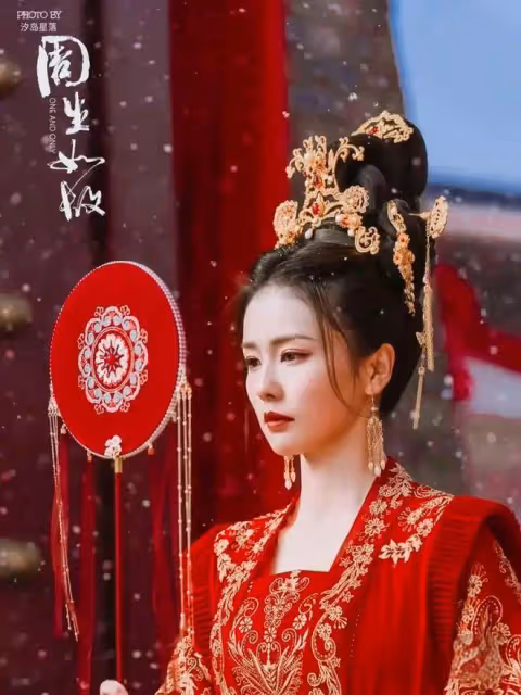 9位女明星絕美執扇,劉亦菲趙麗穎美如畫,陳都靈楊冪令人心動