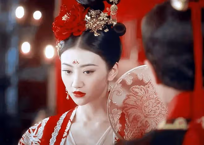 9位女明星絕美執扇,劉亦菲趙麗穎美如畫,陳都靈楊冪令人心動