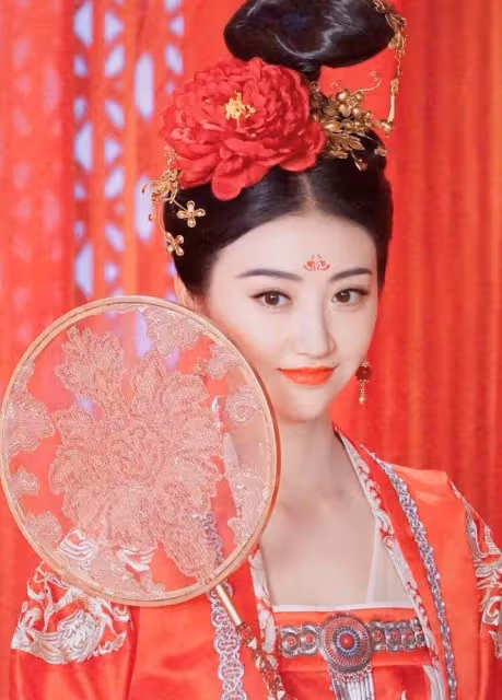 9位女明星絕美執扇,劉亦菲趙麗穎美如畫,陳都靈楊冪令人心動