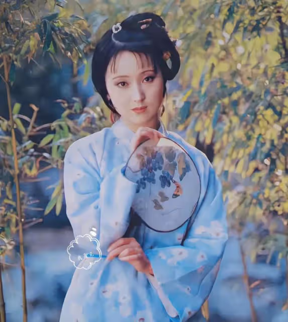 9位女明星絕美執扇,劉亦菲趙麗穎美如畫,陳都靈楊冪令人心動