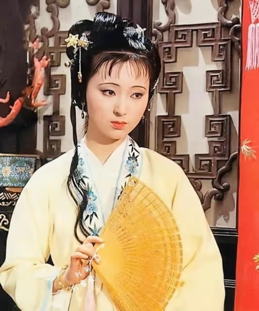 9位女明星絕美執扇,劉亦菲趙麗穎美如畫,陳都靈楊冪令人心動