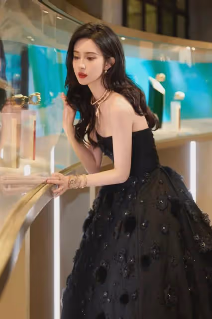 寶格麗晚宴合照,劉亦菲生圖超美,趙露思缺席,孟子義李昀銳同框