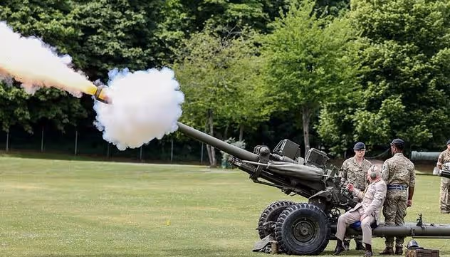 查爾斯國王親自開炮!威廉哈里父親軍裝照帥翻全網!