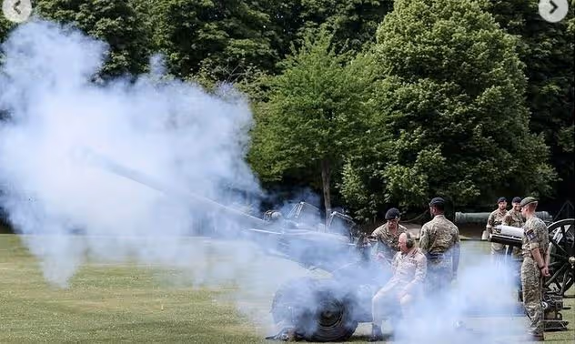 查爾斯國王親自開炮!威廉哈里父親軍裝照帥翻全網!