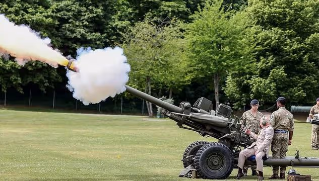國王查爾斯大動作!晉升炮兵上將首訪引轟動,親手開炮帥炸了!
