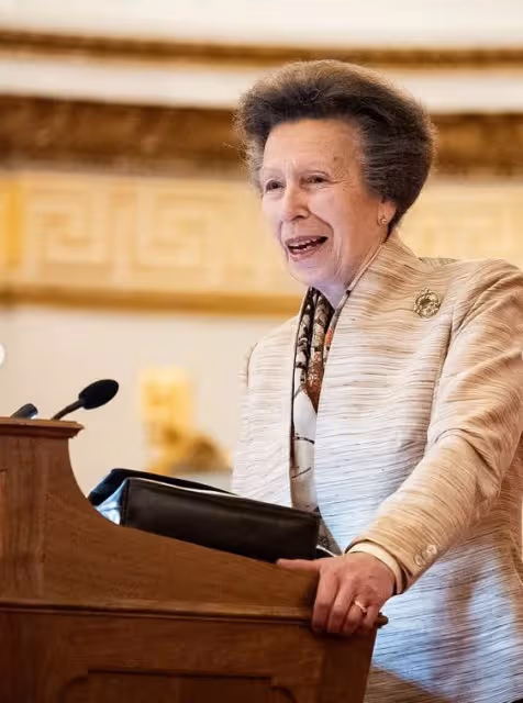 75歲安妮公主演出!生日前調侃查爾斯,白金漢宮慈善論壇引熱議!