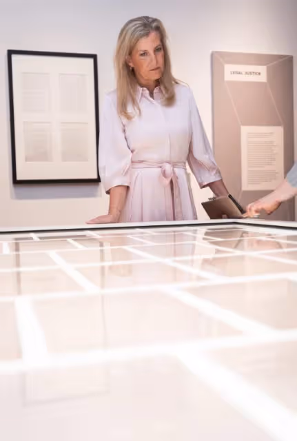 愛丁堡公爵夫人流淚看展,英國王室首次支持「戰爭性暴力」倖存者