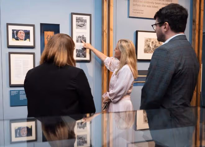 愛丁堡公爵夫人流淚看展,英國王室首次支持「戰爭性暴力」倖存者