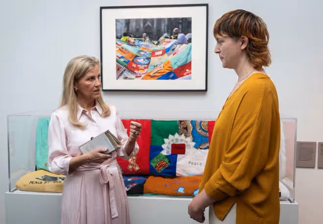 愛丁堡公爵夫人流淚看展，英國王室首次支持「戰爭性暴力」倖存者
