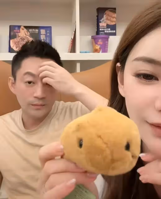 小玥兒陪父母直播！汪小菲玩女兒玩具，笑到起飛！網友：融洽！