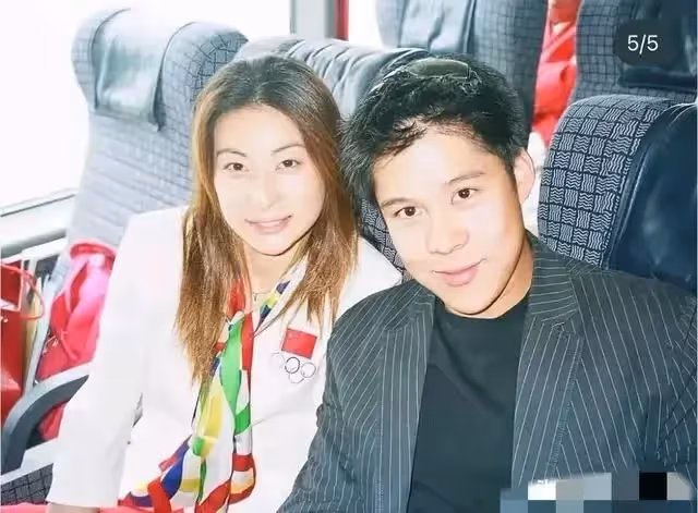 霍啟剛好寵妻，雨天陪老婆逛街不敷衍，郭晶晶穿回力被贊接地氣