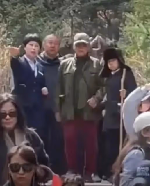 霍啟剛好寵妻，雨天陪老婆逛街不敷衍，郭晶晶穿回力被贊接地氣