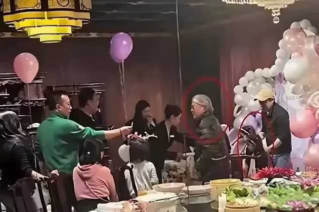 霍啟剛好寵妻，雨天陪老婆逛街不敷衍，郭晶晶穿回力被贊接地氣
