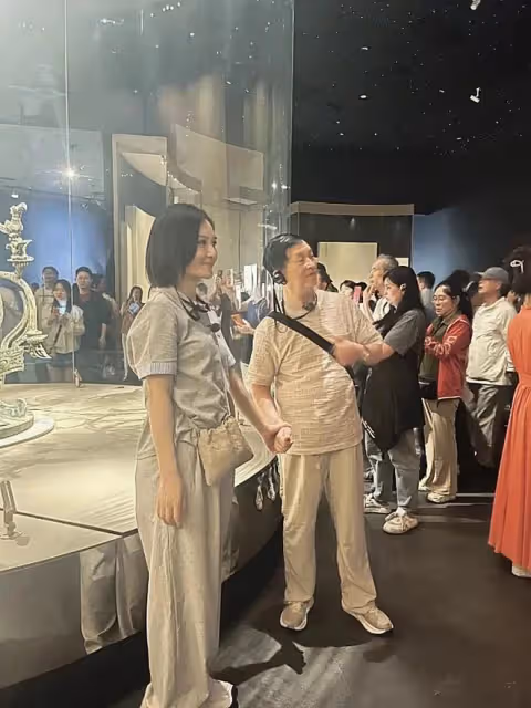 回歸本真！謝娜牽父親逛博物館太溫馨 媽媽曝光 父母衣品相差大