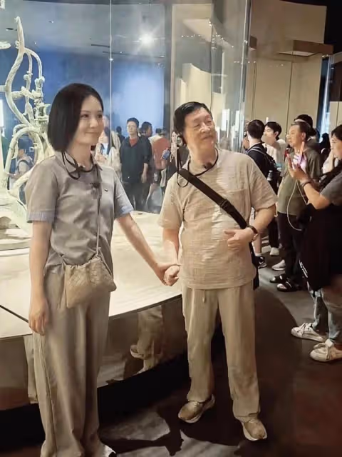 回歸本真！謝娜牽父親逛博物館太溫馨 媽媽曝光 父母衣品相差大