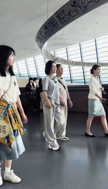 回歸本真！謝娜牽父親逛博物館太溫馨 媽媽曝光 父母衣品相差大