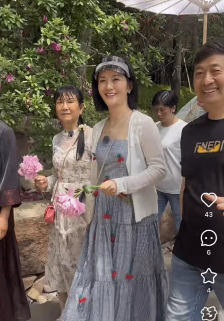 回歸本真！謝娜牽父親逛博物館太溫馨 媽媽曝光 父母衣品相差大