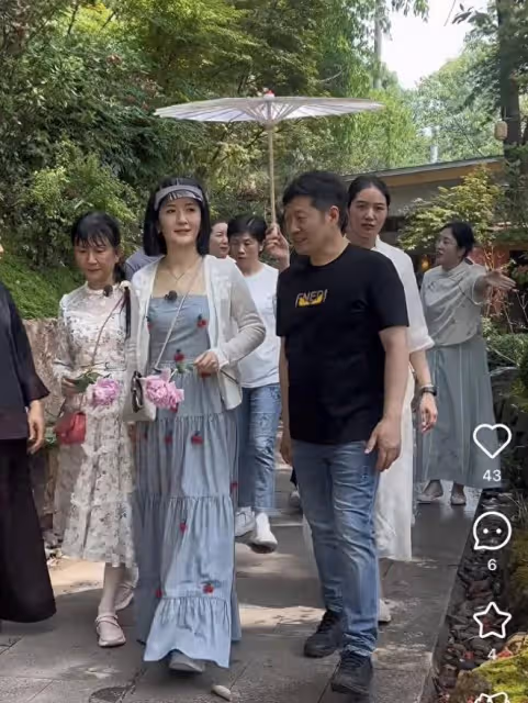 回歸本真！謝娜牽父親逛博物館太溫馨 媽媽曝光 父母衣品相差大