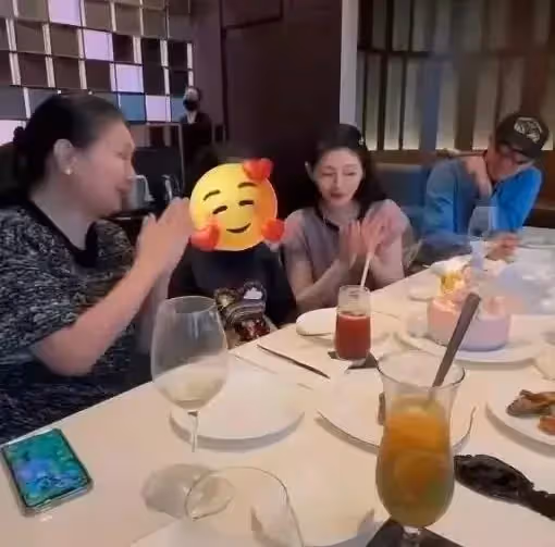 汪小菲搞笑曬父親節禮物,兒子女兒各送一幅畫,一家四口互動溫馨