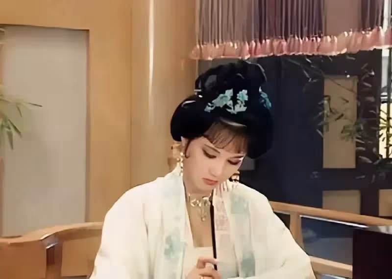 她長太美被導演「據為己有」,同居27年沒證沒娃,63歲不治身亡