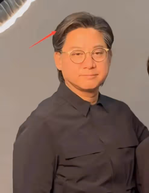 吉雪萍拍全家福，富豪老公罕見露面，三個兒子都隨媽，女兒已去世