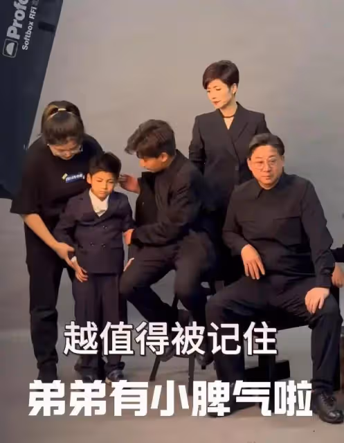 吉雪萍拍全家福，富豪老公罕見露面，三個兒子都隨媽，女兒已去世