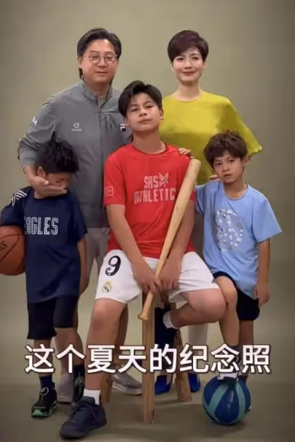 吉雪萍拍全家福，富豪老公罕見露面，三個兒子都隨媽，女兒已去世