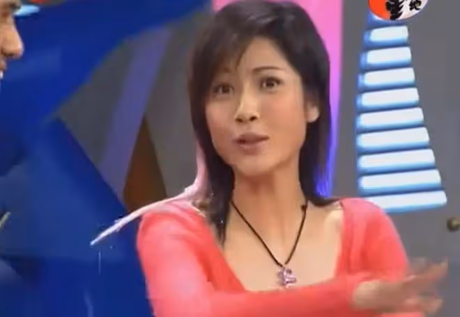 吉雪萍拍全家福，富豪老公罕見露面，三個兒子都隨媽，女兒已去世