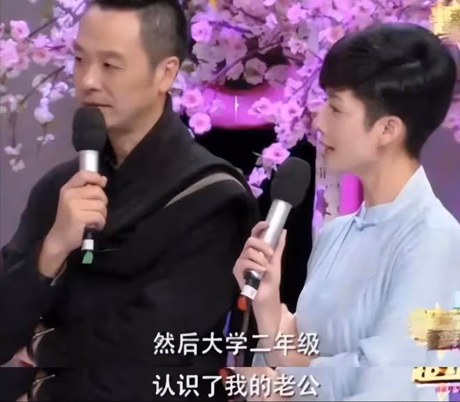 吉雪萍拍全家福，富豪老公罕見露面，三個兒子都隨媽，女兒已去世