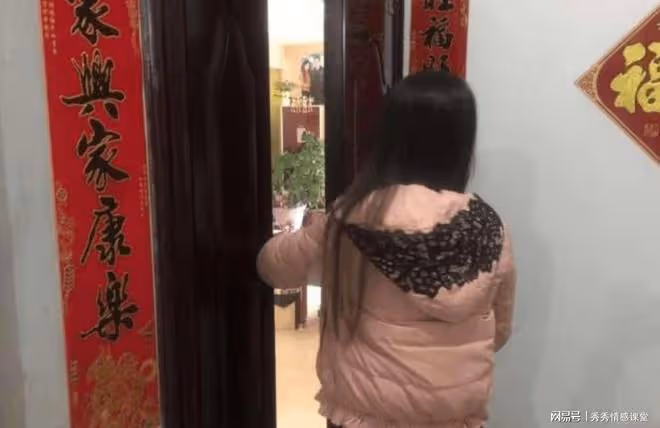 夜裡加完班回家，聽到女兒的哭泣，打開燈看到的，讓我決定離婚！