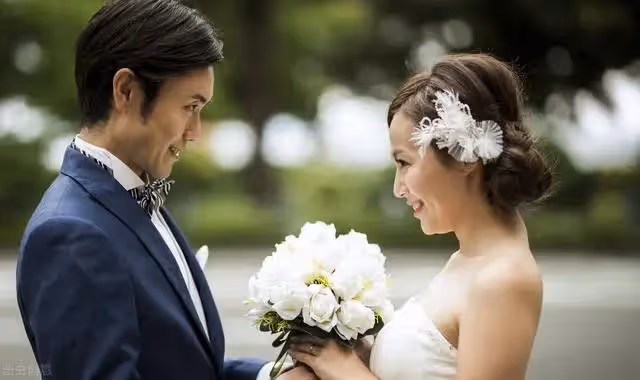 今晚不回家，乖乖等著我，丈夫誤發信息給妻子，被全家人捉姦在床
