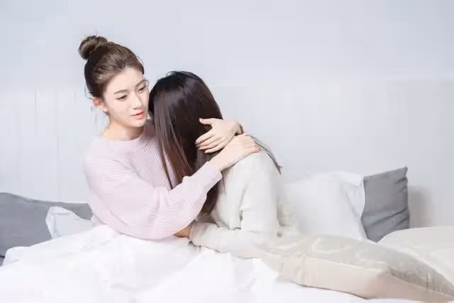 今晚不回家，乖乖等著我，丈夫誤發信息給妻子，被全家人捉姦在床