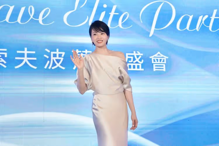 梁詠琪低調來台醫美被老公發現　放閃夫妻互動：妳美、我陪襯
