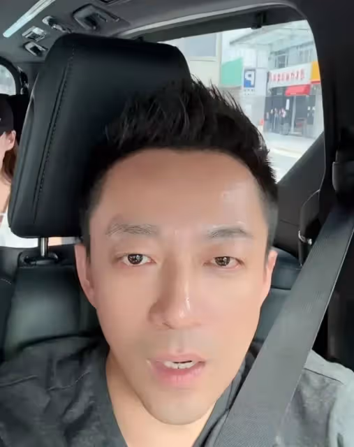 汪小菲一家四口到昆蟲店給霖霖買獨角大仙,玥兒穿闊腿褲長發披肩